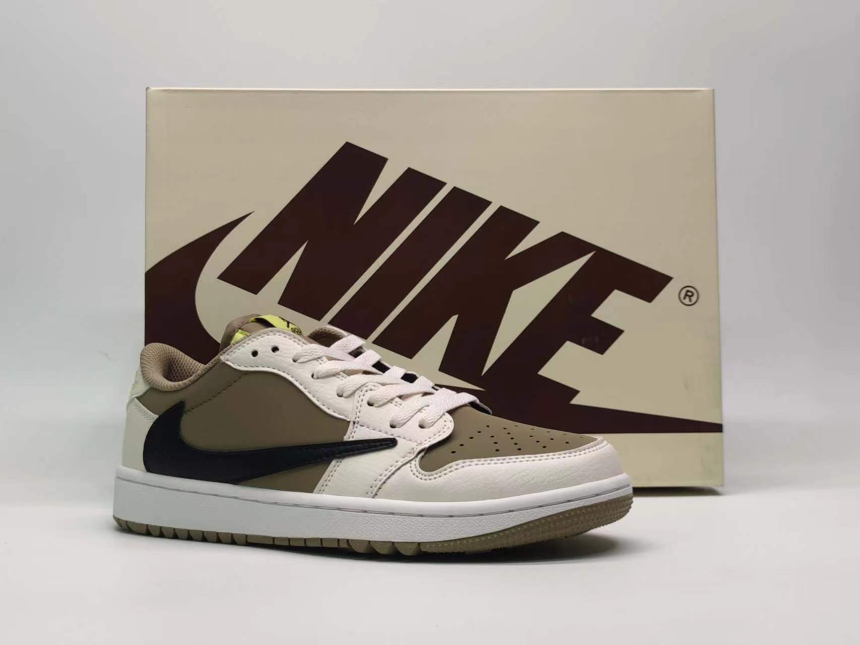 AJ1 Reverse Swoosh36 47.5