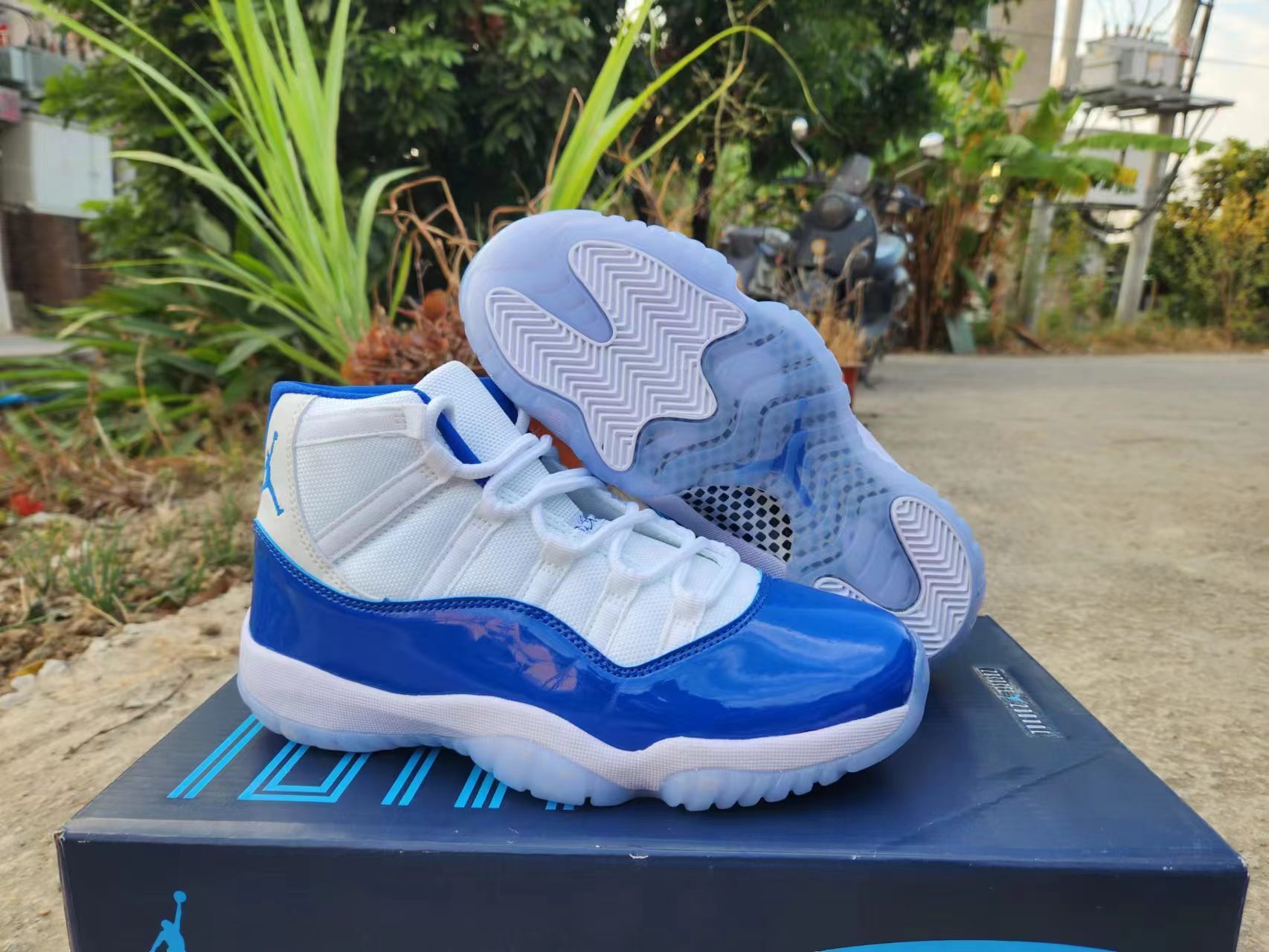 AJ11
