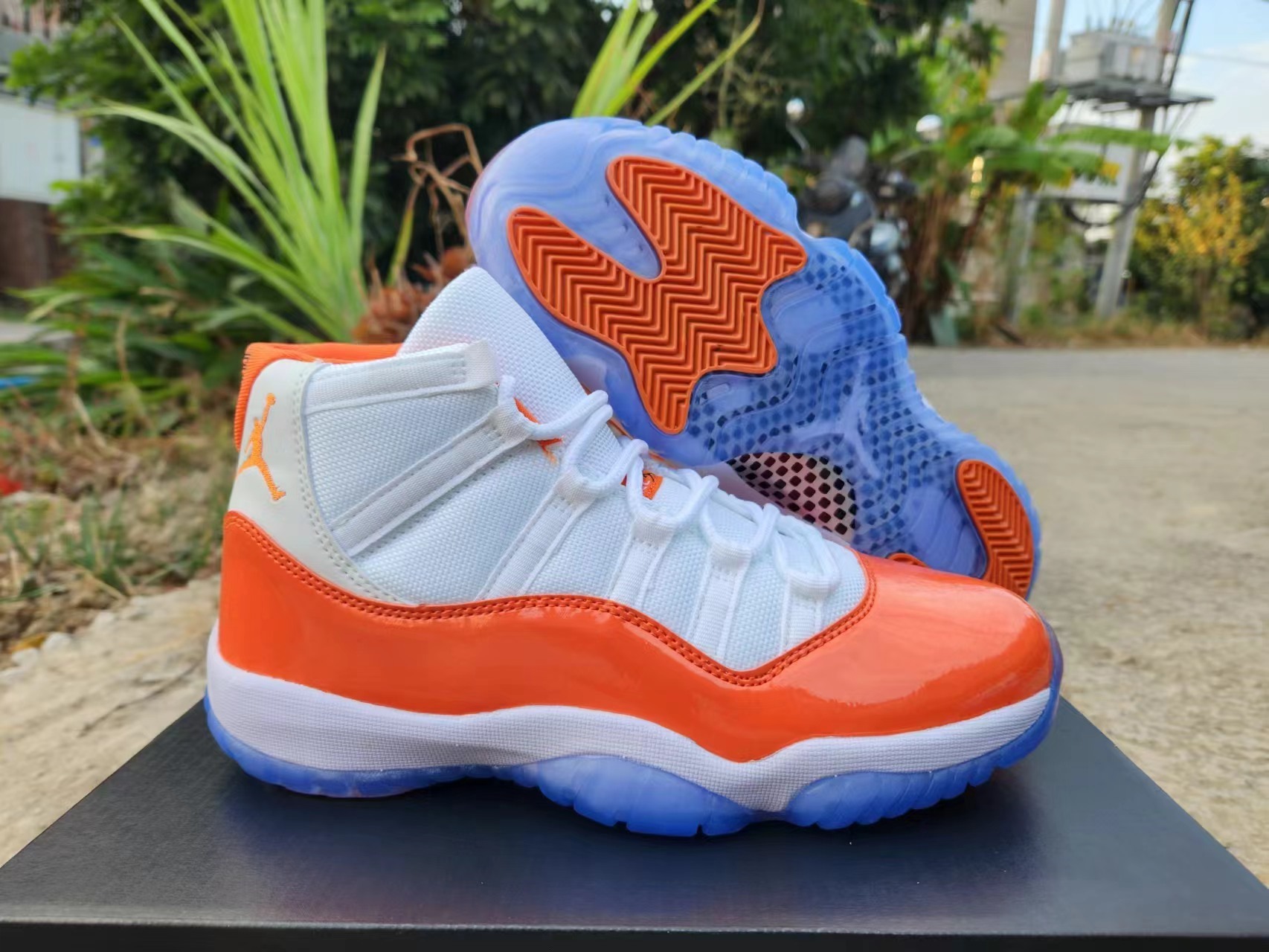 AJ11