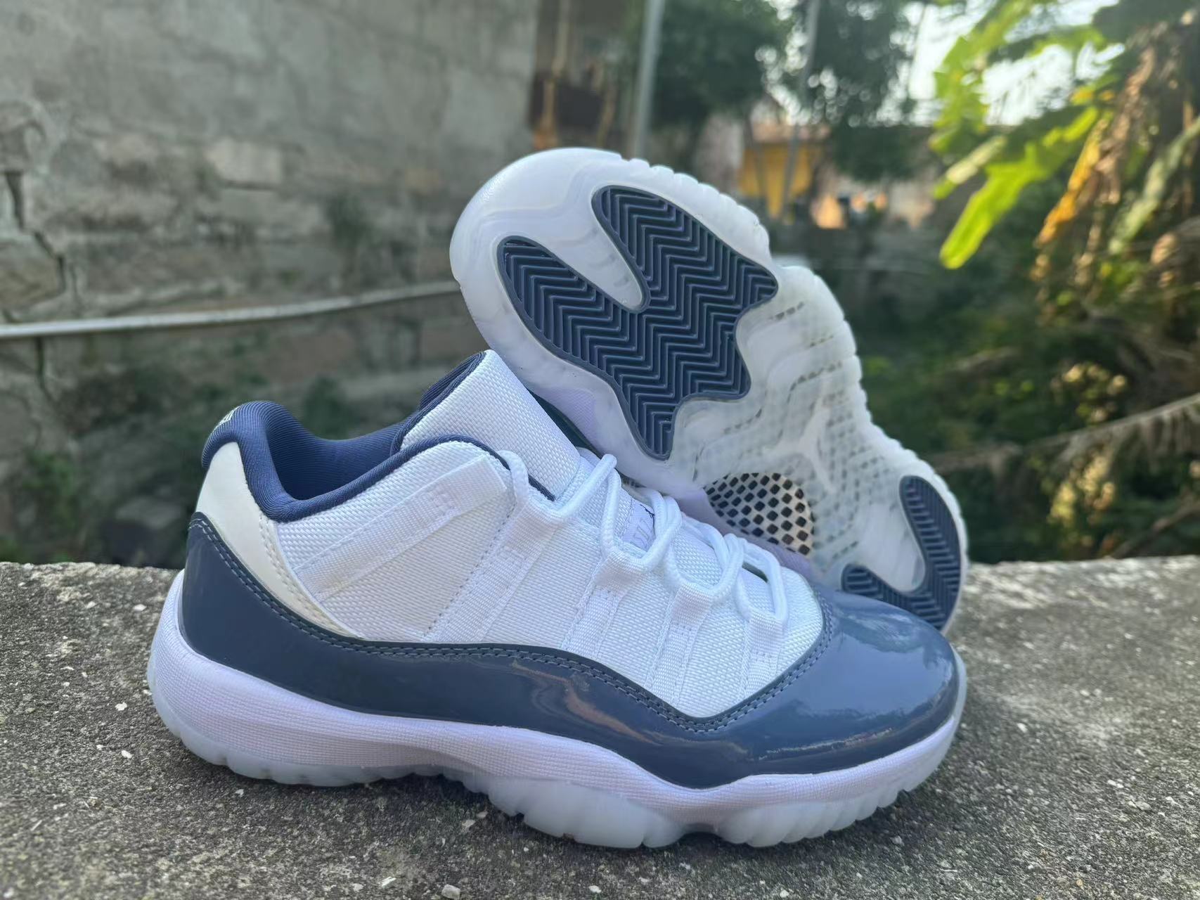 AJ11Low-Top Ships Now36
