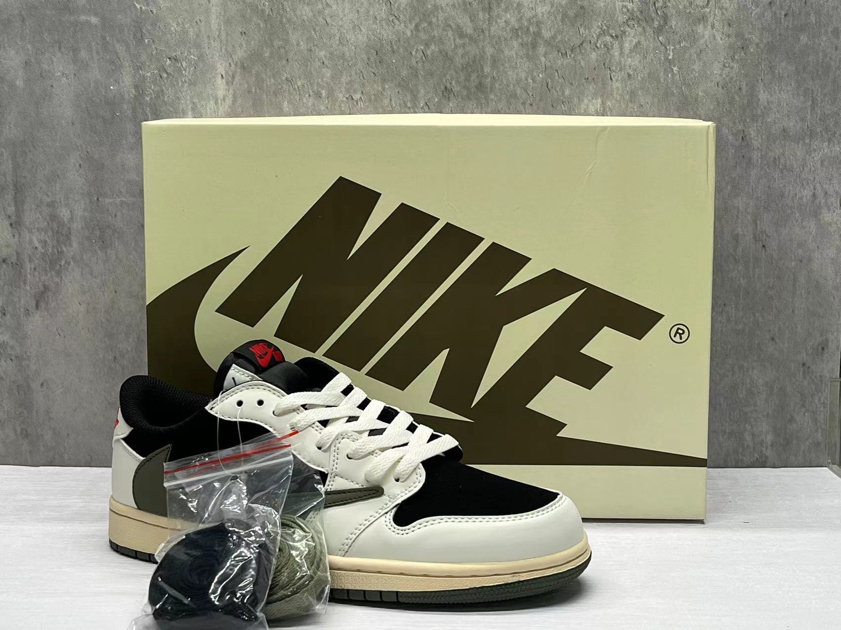 AJ1D Reverse Swoosh5.0 36 47