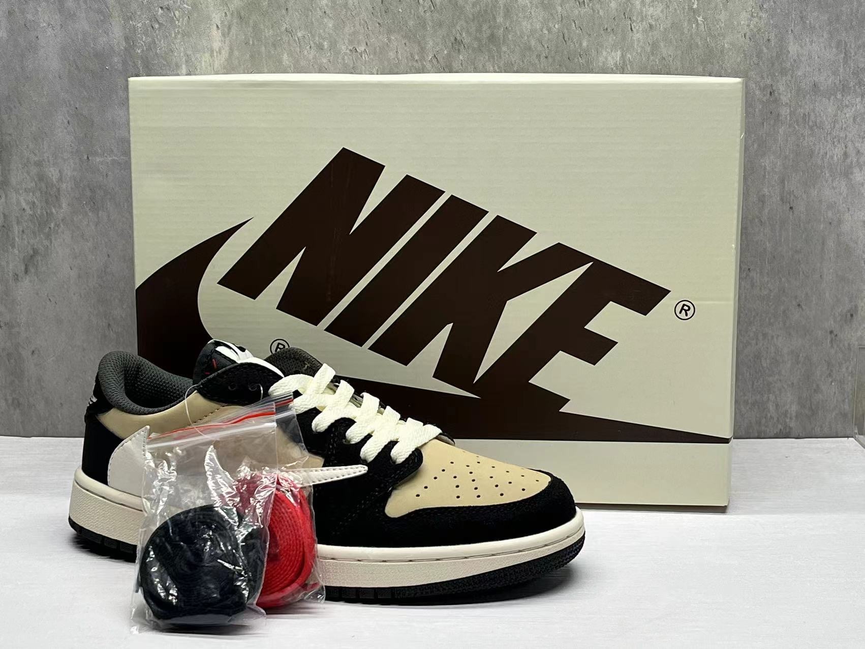 AJ1D Reverse Swoosh36 47