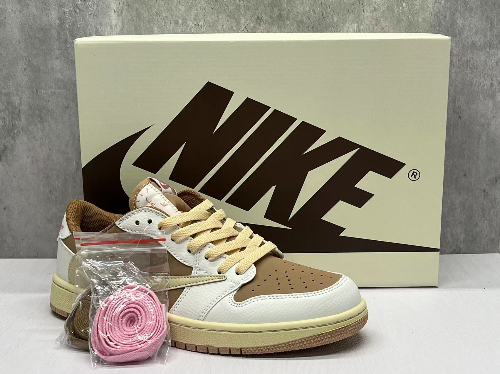 AJ1Low-Top Reverse Swoosh36 47