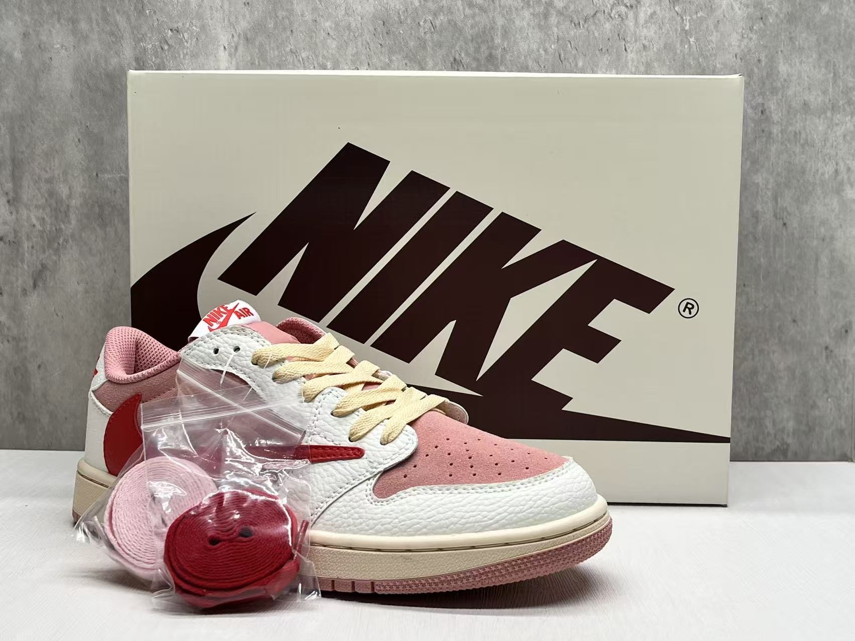 AJ1 Reverse Swoosh36 47