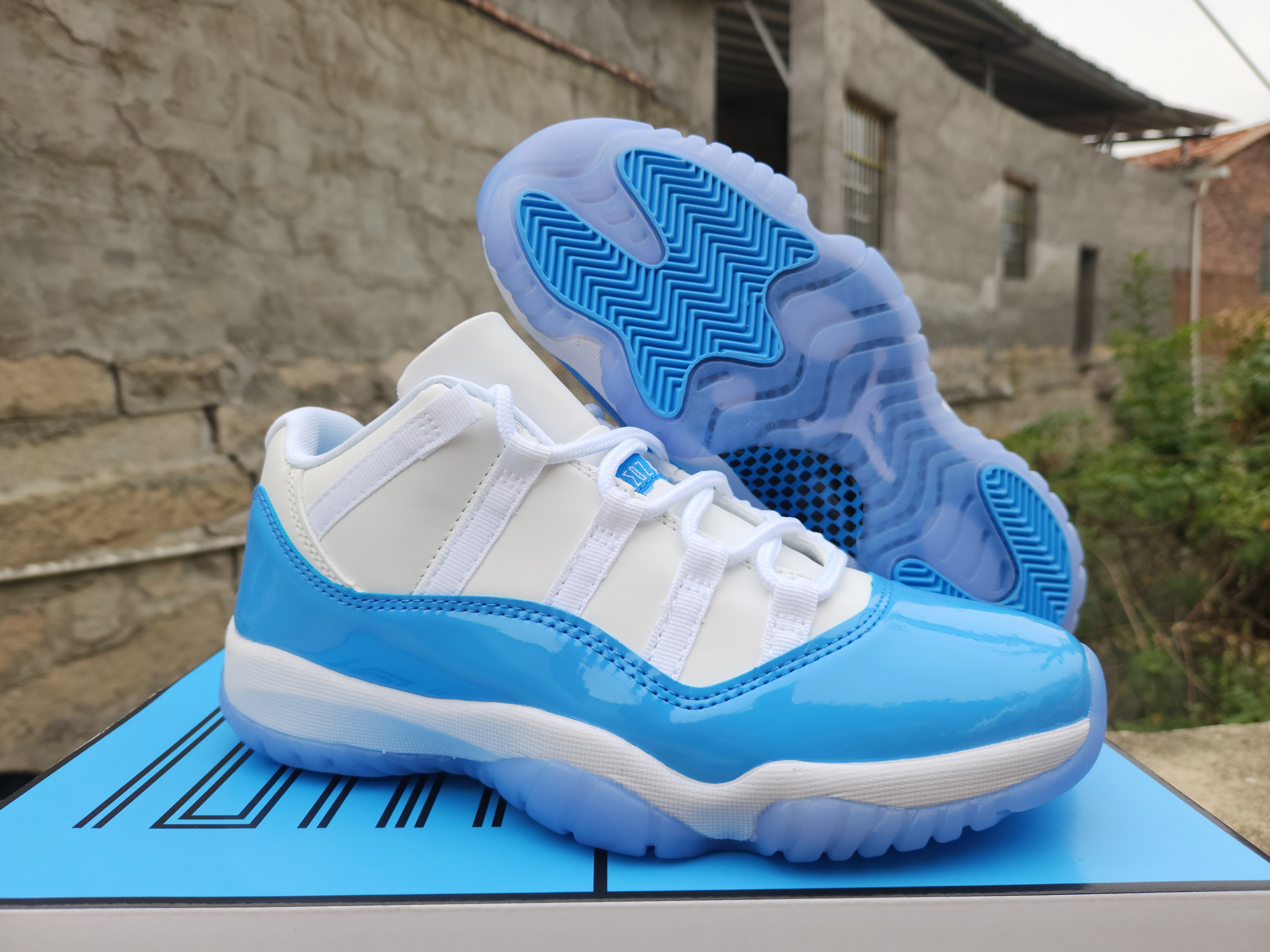 Air Jordan 11 Low Gen