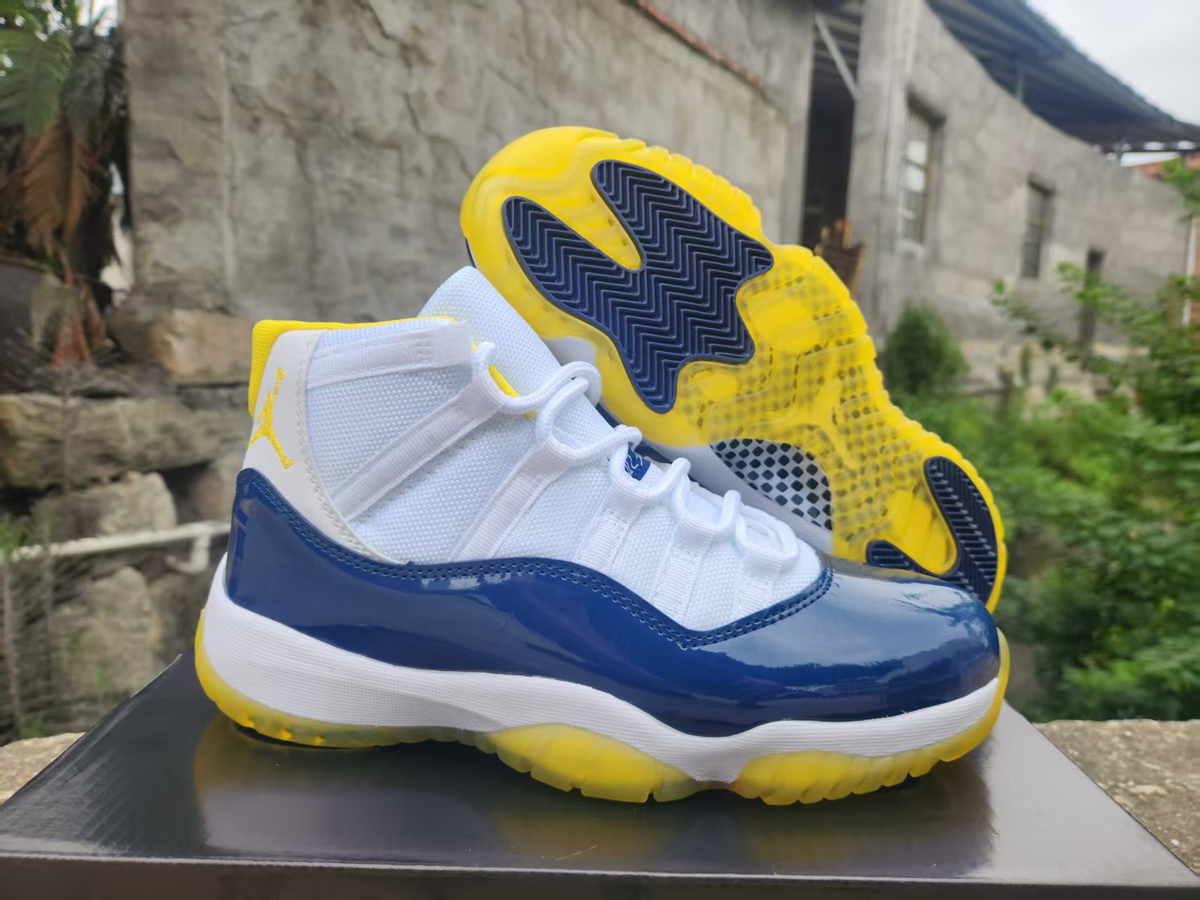 AJ11