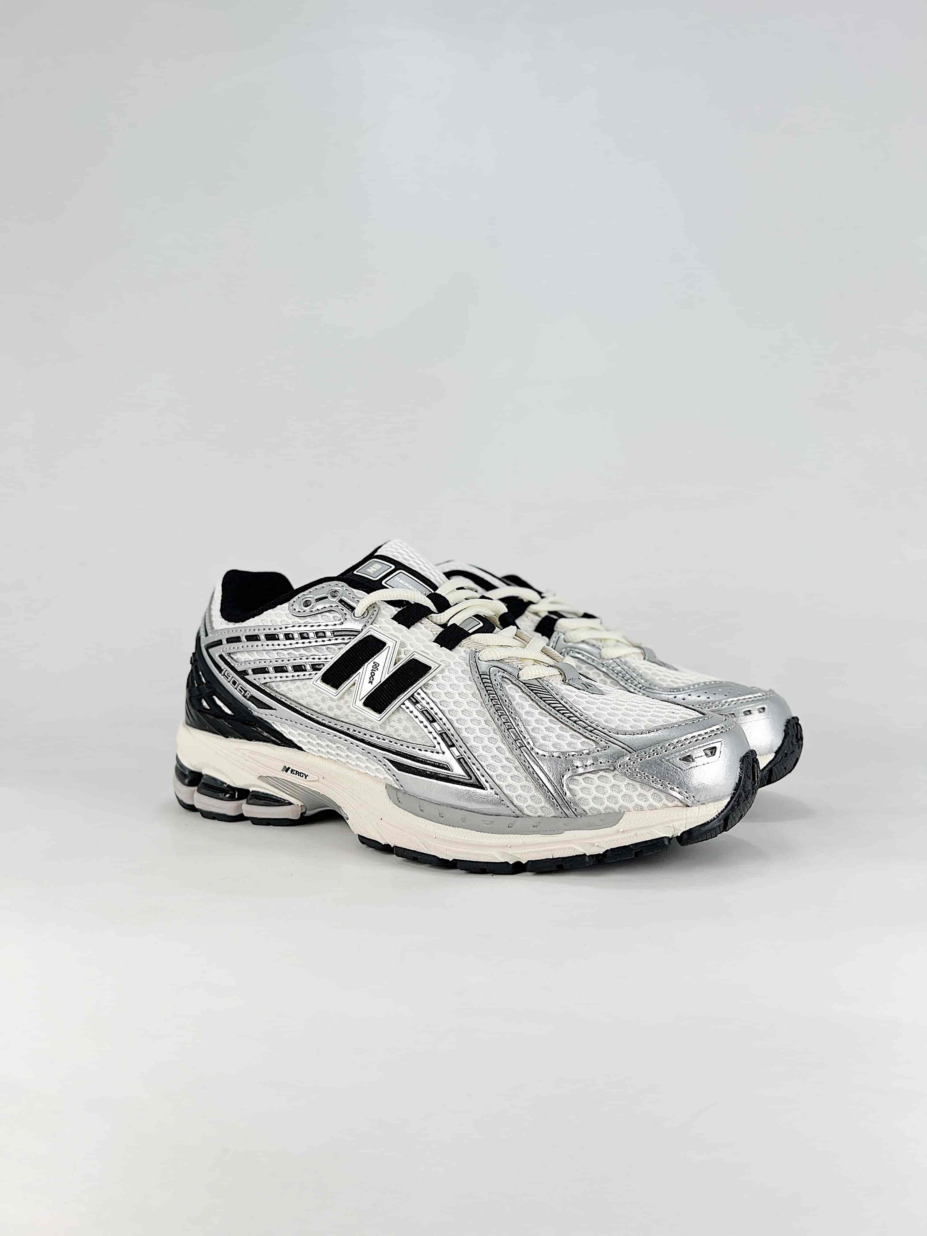 240 Version New Balance M1906R